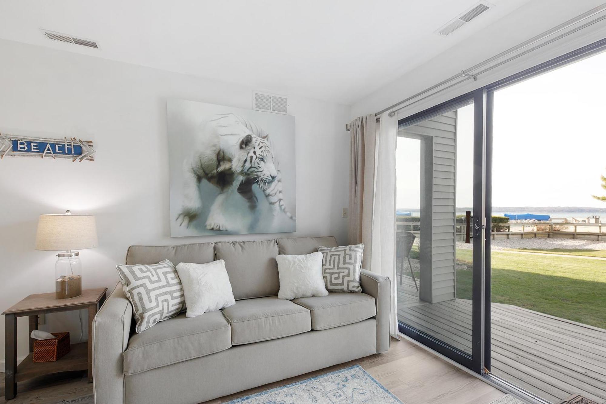 Gorgeous 2 Bedroom Lake View Condo ทราเวิร์สซิตี้ ภายนอก รูปภาพ