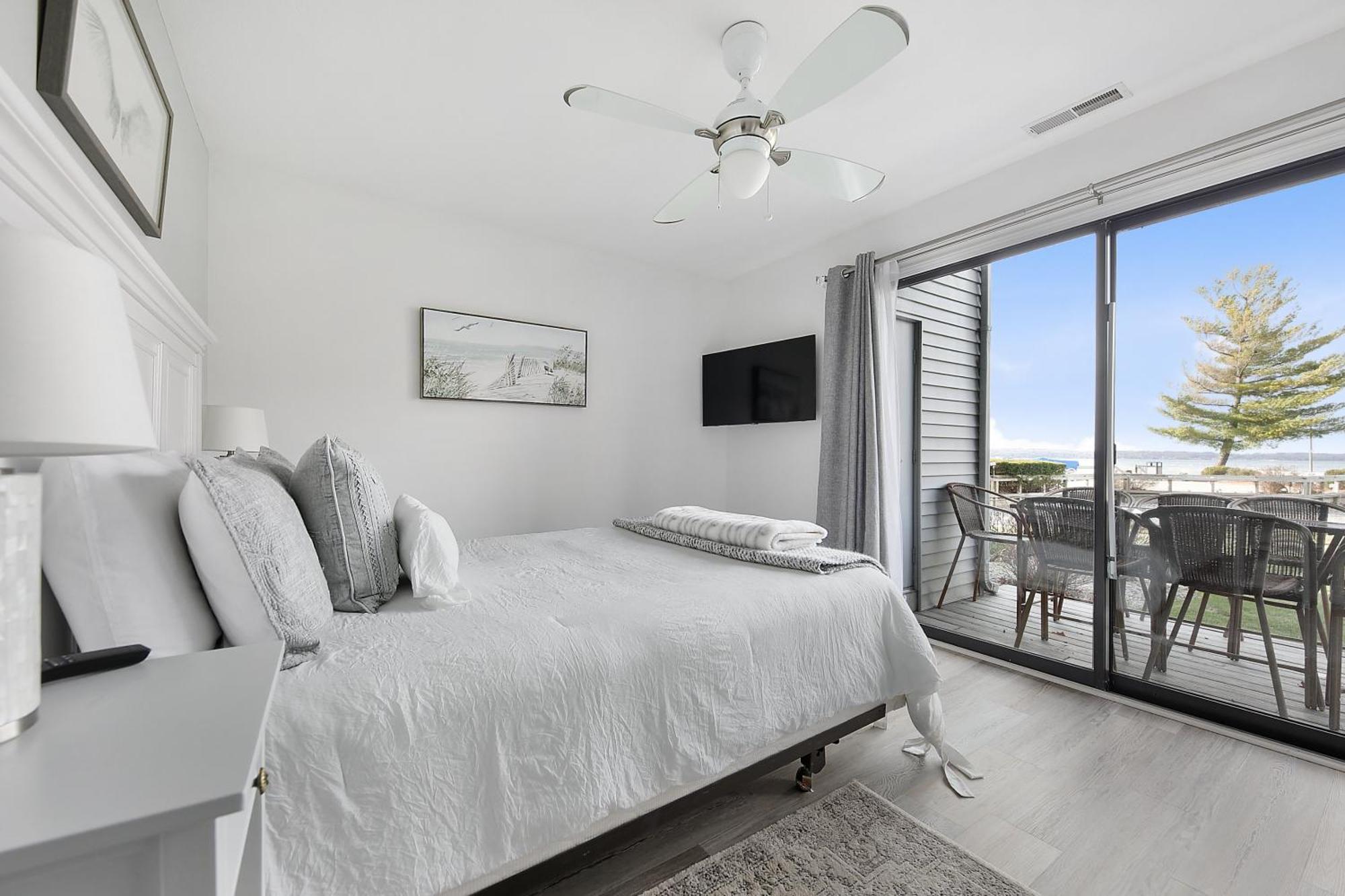 Gorgeous 2 Bedroom Lake View Condo ทราเวิร์สซิตี้ ภายนอก รูปภาพ